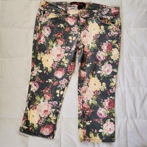 Almost Famous Floral Capri Jeans Women's Size 11 Gray Pink Yellow Flower Cropped